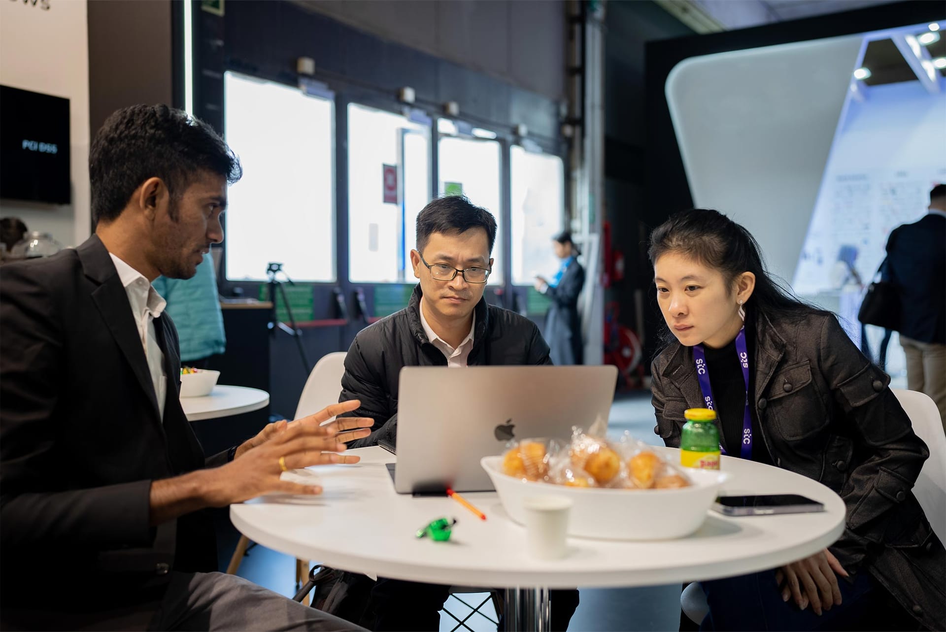 Hexnode sales executive with a customer at MWC2023