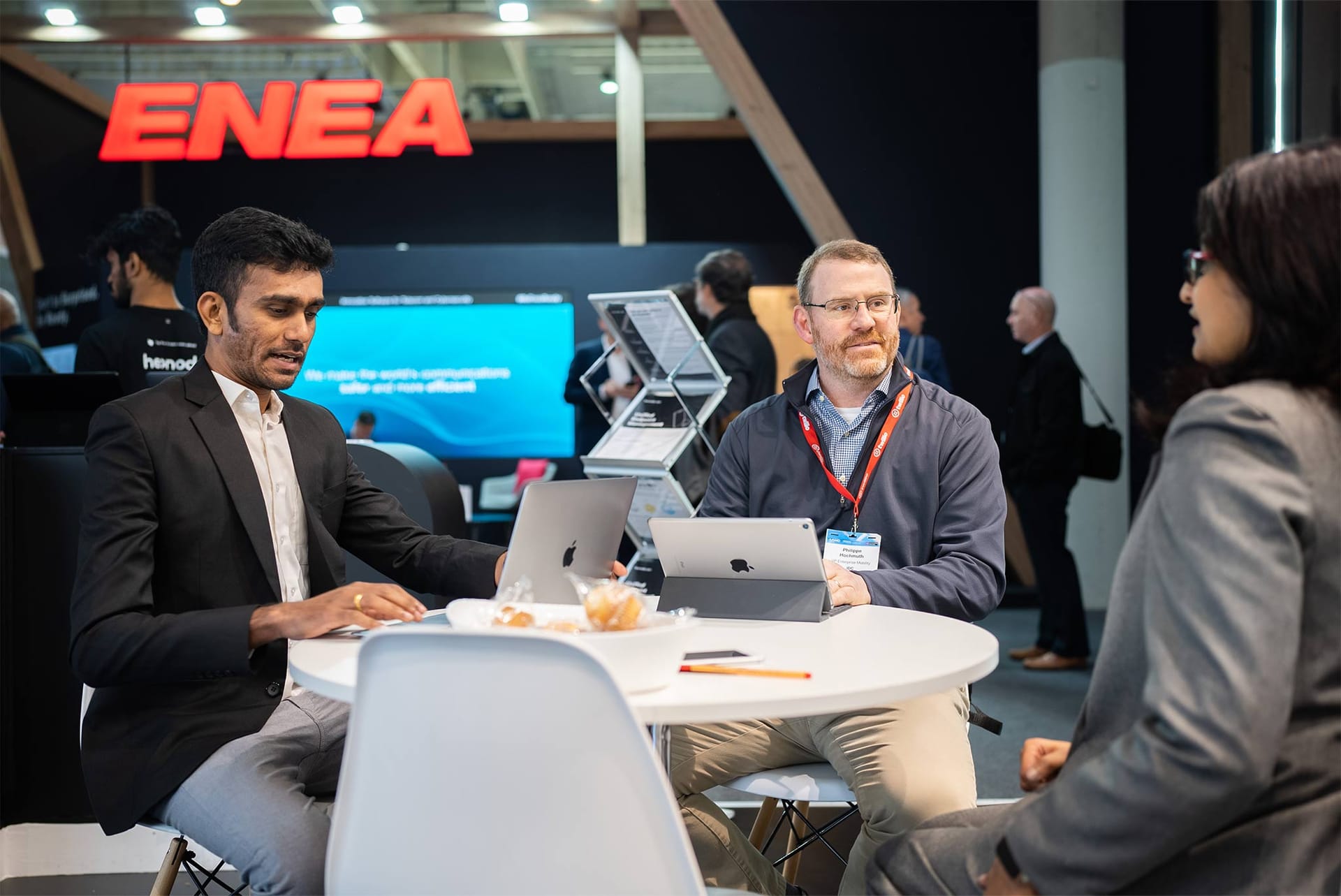 Hexnode sales executive with a customer at MWC2023
