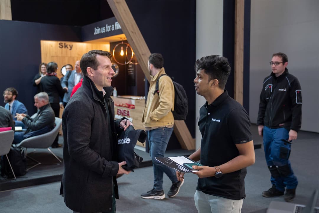 Hexnode sales executive with a customer at MWC2023